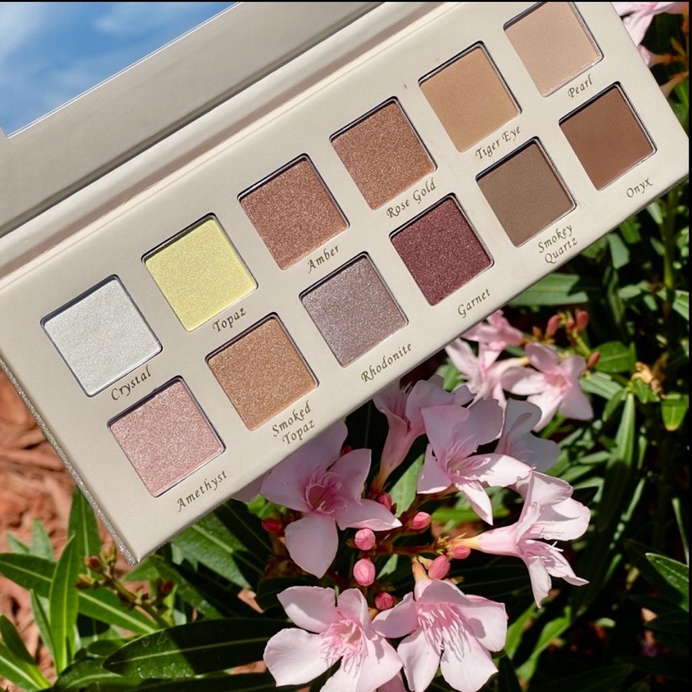 MELLOW Cosmetics Treasure Chest Eyeshadow Palette